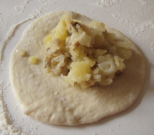 Бабушкин рецепт: пирожки с яблоками в духовке