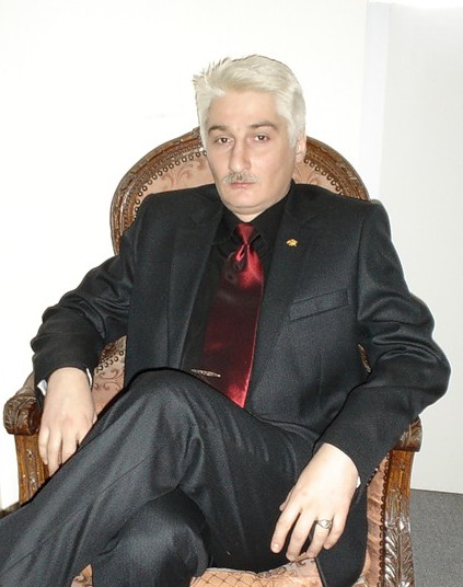 - Похожие люди разных национальностей...