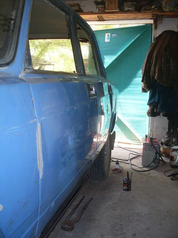 Видно провис водительской двери и вмятину на задней.