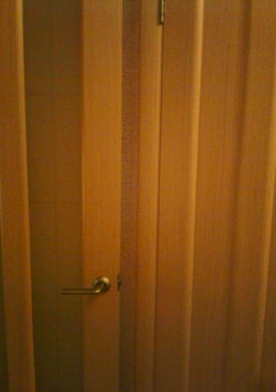 Дверь впритык к стене