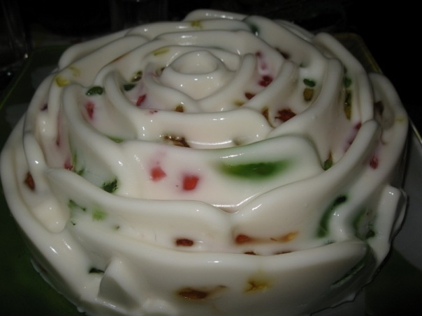 Желейный торт «Битое стекло» со сгущенкой и сметаной — рецепт с фото пошагово