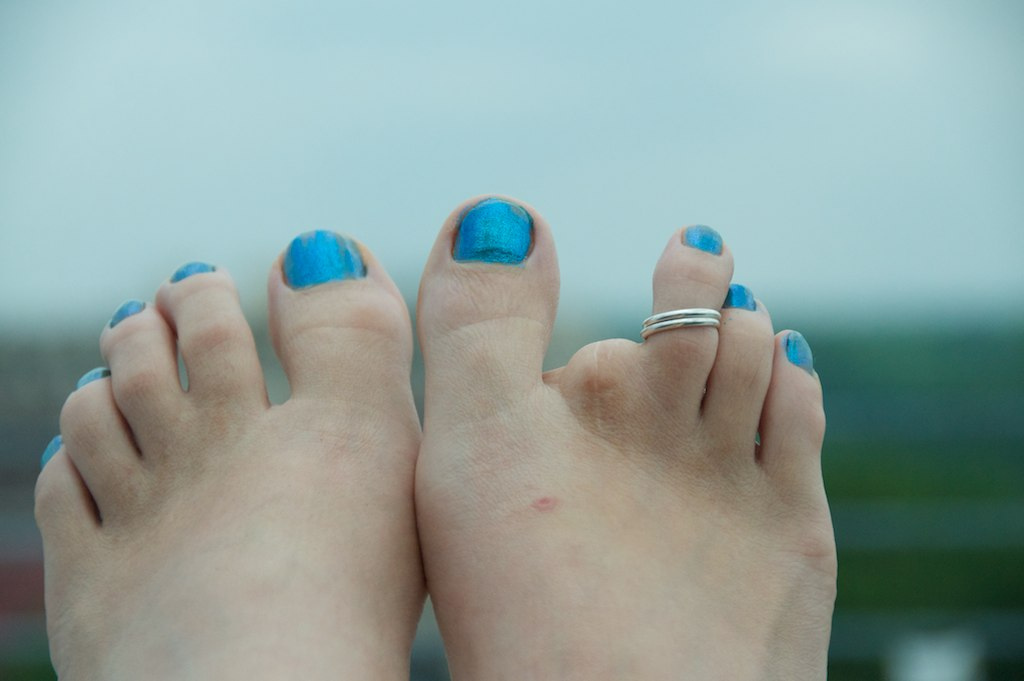 Toes between toes