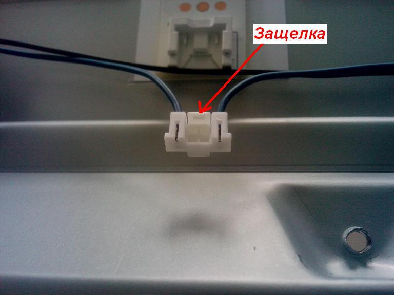  Как правильно выдёргивать штекер из SMD-гнезда?Чтоб без мяса