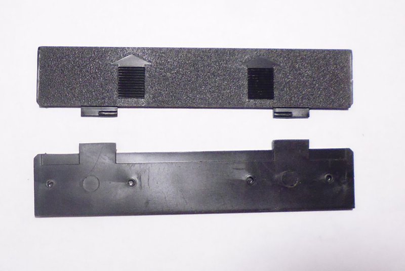  Крышки отсека батарей, отсека шнура питания.