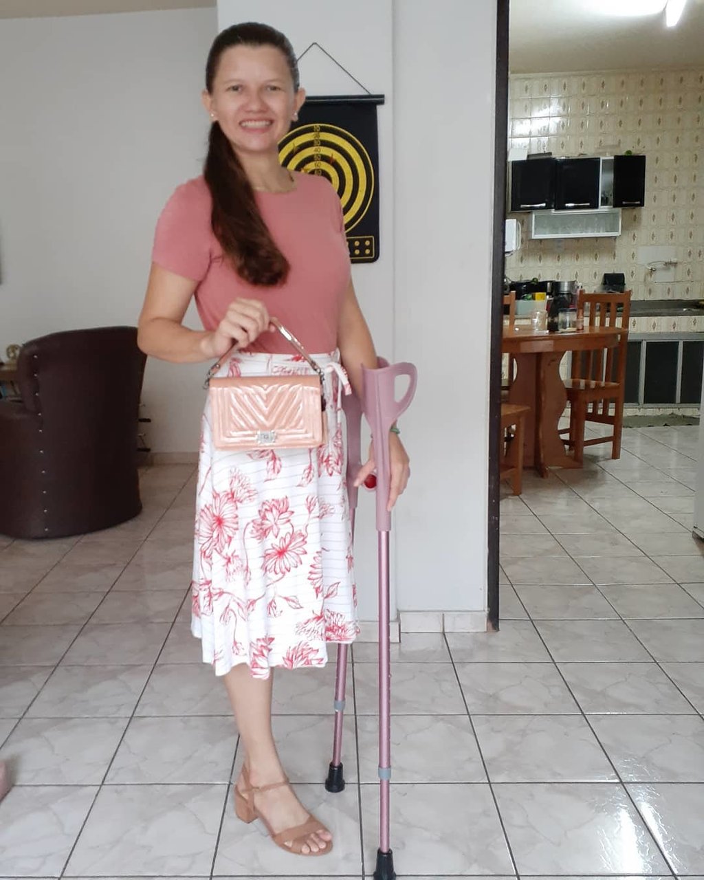 Девушки на костылях! - Amputee woman on crutches!