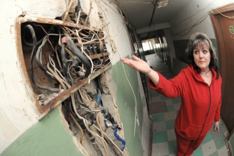  А нужны ли усилитель с колонками, если есть сетевой кабель?