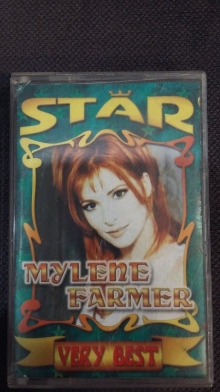  Студийные аудиокассеты с записями.