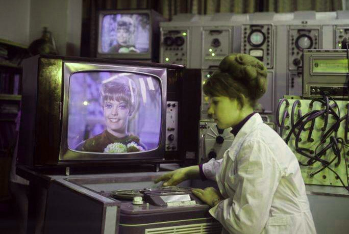 что на самом деле происходит на фото 1970 цветной тв ?