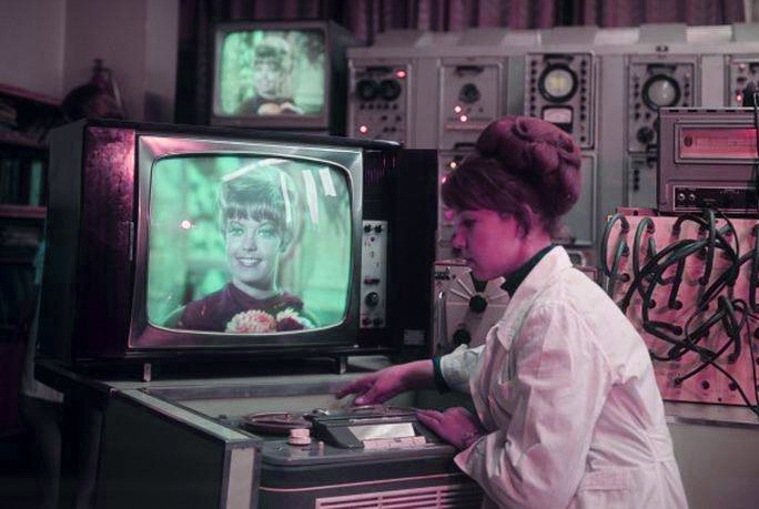 что на самом деле происходит на фото 1970 цветной тв ?
