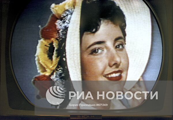 что на самом деле происходит на фото 1970 цветной тв ?