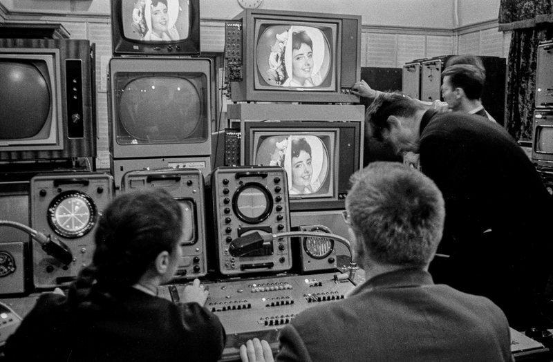 что на самом деле происходит на фото 1970 цветной тв ?