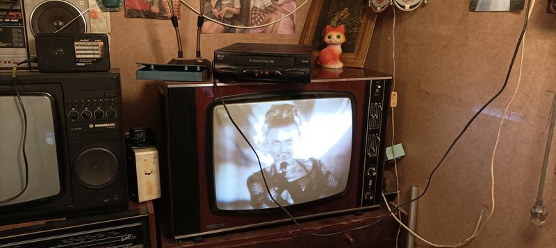 Почему некоторые записи на VHS в SECAM на Рубине 714 воспроизводится в Ч/Б ?