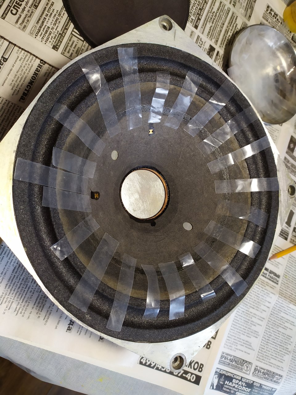 Чем клеить динамики?