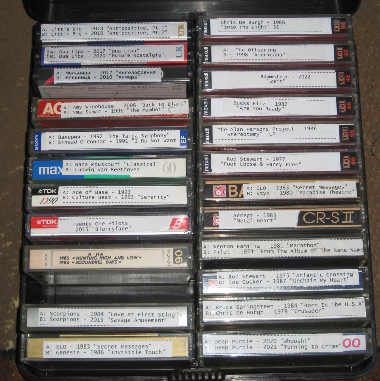 На полке 32 кассеты с песнями а со сказками на 18 кассет больше