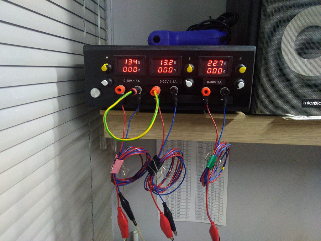 Трёхканальный блок питания в корпусе от комьютера.