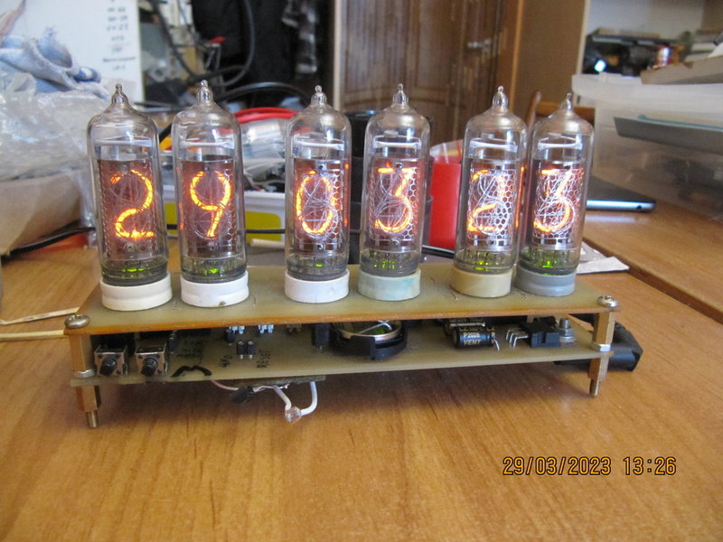 часы на лампах