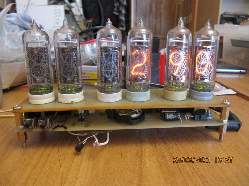 часы на лампах