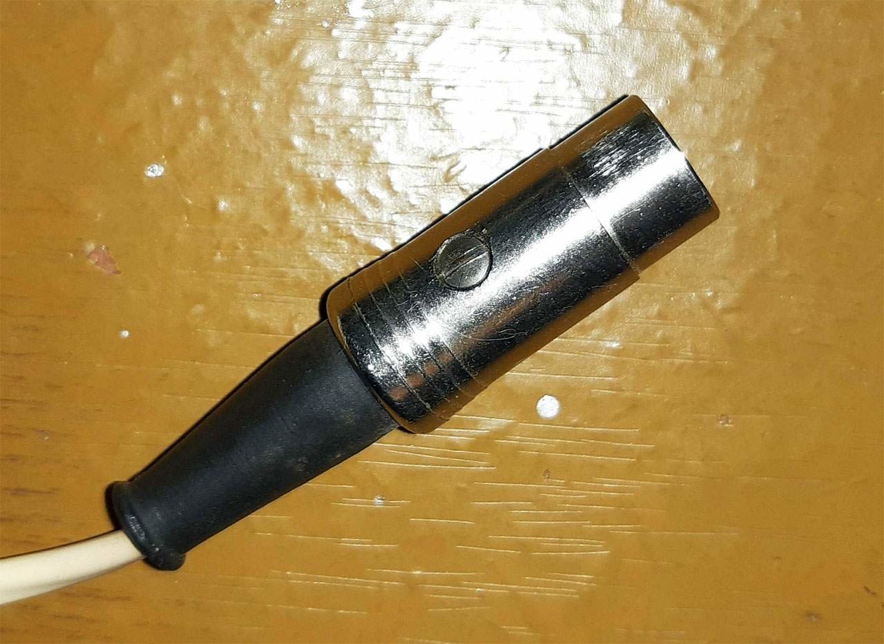 С чьей подачи у нас пошел советский DIN-5 и иже с ними  ?