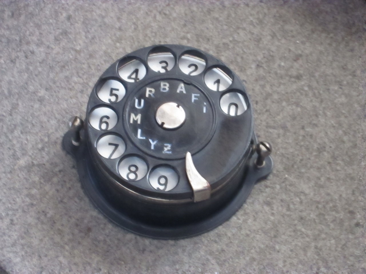 GPO 322 с интересным номеронабирателем.