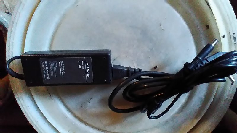 Шнуры и телефон.