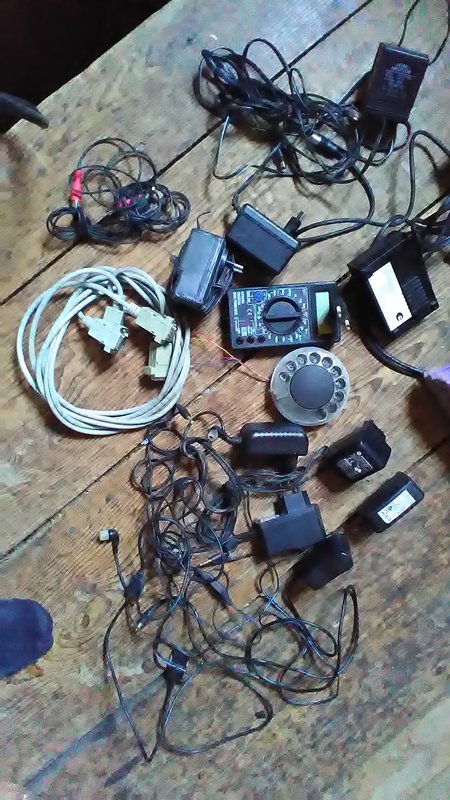 Шнуры и телефон.