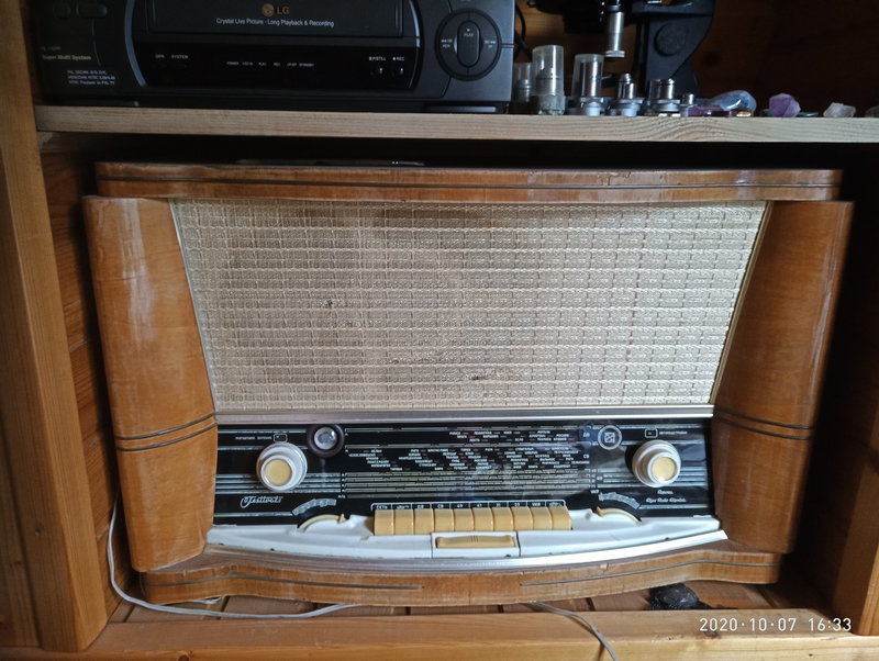 Японец в потертом макинтоше с прицепом