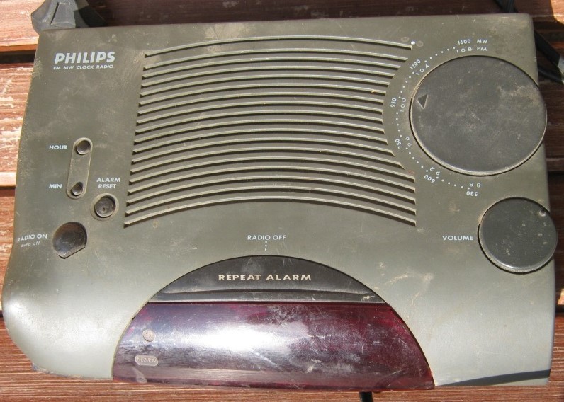 Телефон с радиоприемником АМ-FM и часами