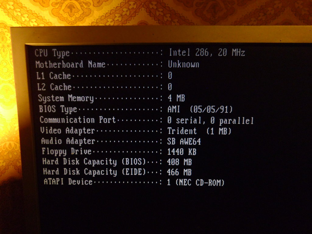  Компьютер в оригинальном корпусе.