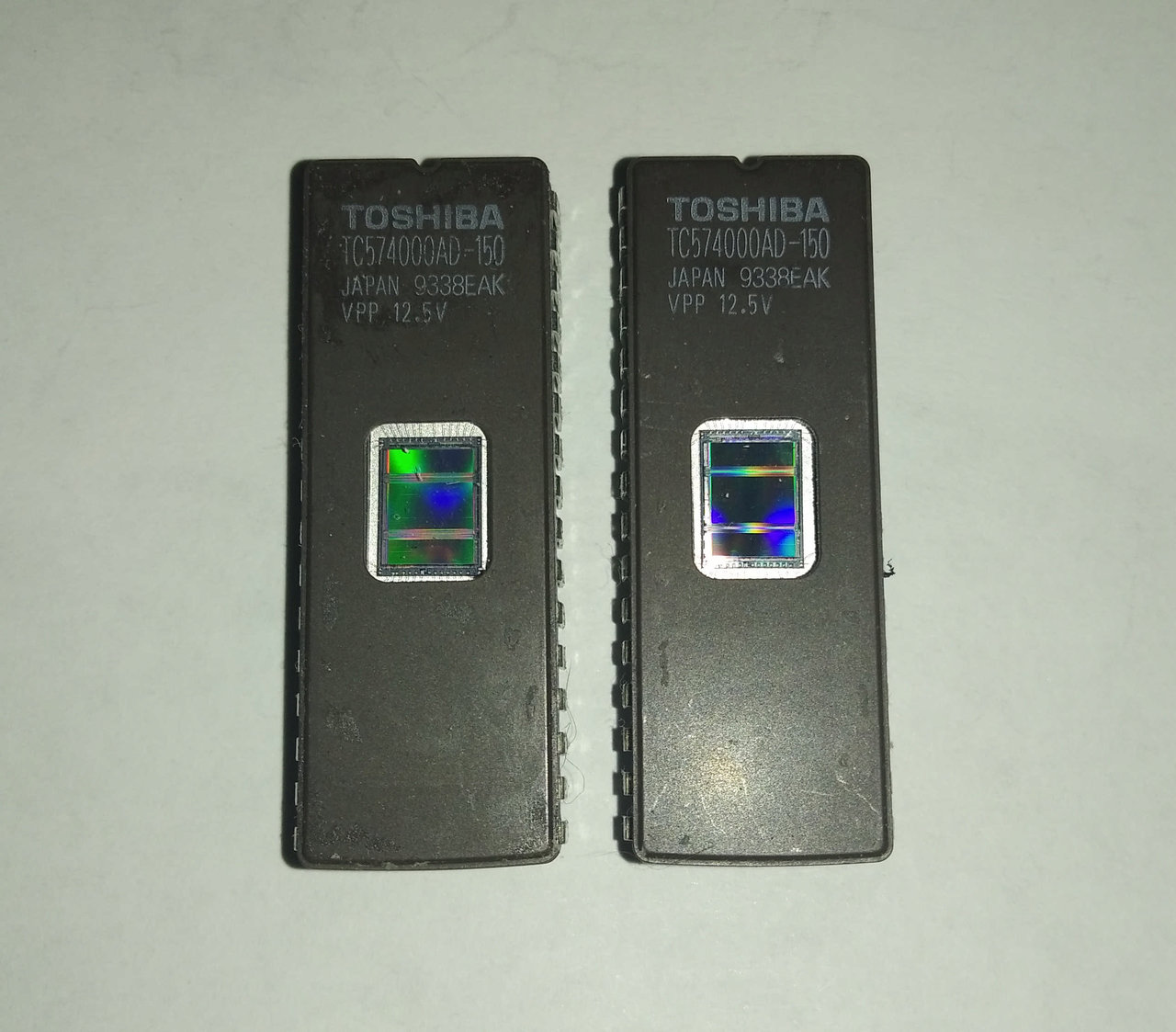 ЭПЗУ с ультрафиолетовым стиранием M27C512  M27C256B