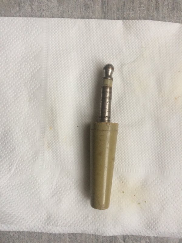  Ищу штекеры от старых магнитофонов диаметром 5 мм.