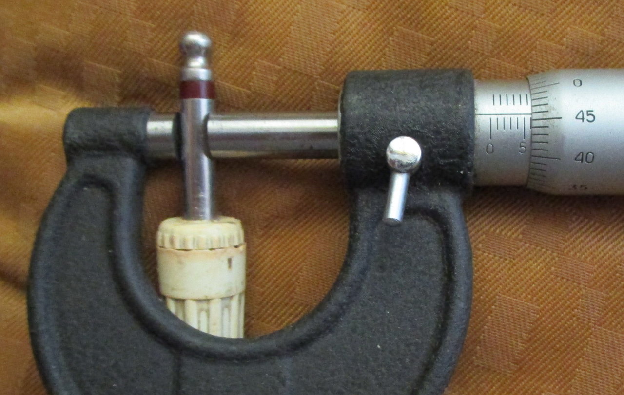  Ищу штекеры от старых магнитофонов диаметром 5 мм.