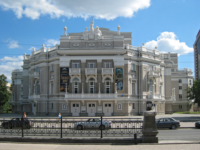 Сколько театров в екатеринбурге. Оперный театр Екатеринбург. Екатеринбургский театр оперы и балета. Здание театра оперы и балета Екатеринбург. Театр оперы верхняя Пышма.