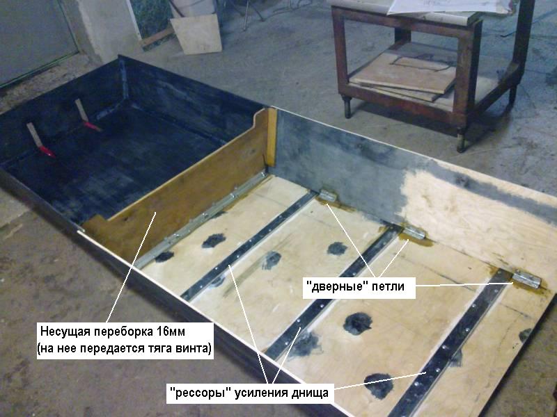 Транец под мотор надувного катамарана